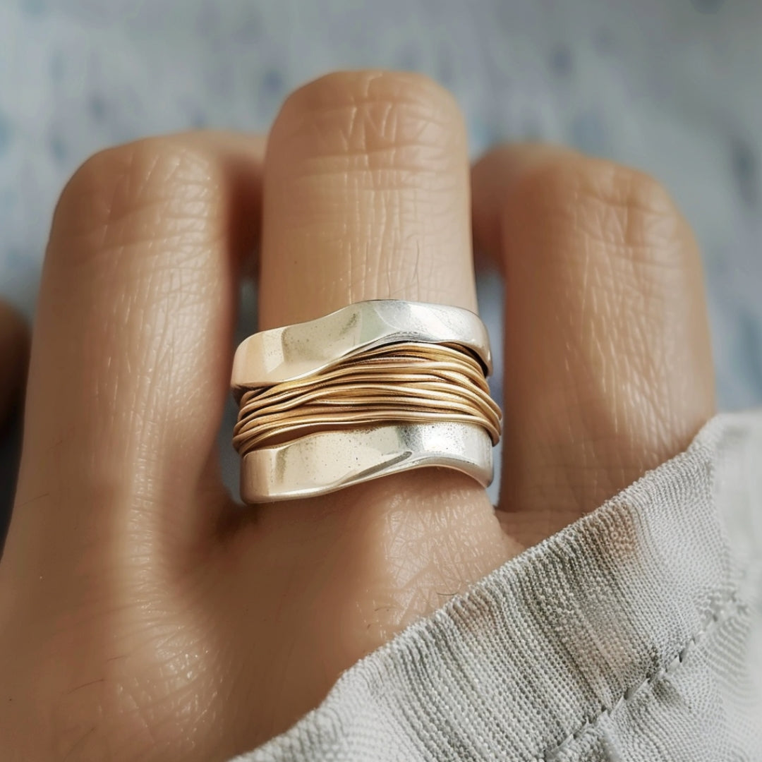 Anillo de Plata con Hilo Dorado