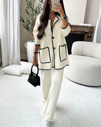 Conjunto de dos piezas compuesto por una chamarra decorada con líneas y un pantalón informal
