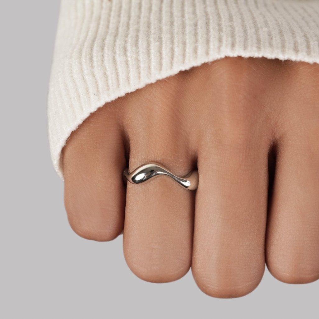 Anillo de olas plateadas