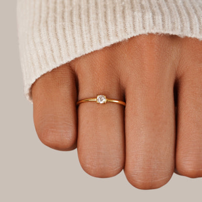 Anillos de oro de piedra de nacimiento