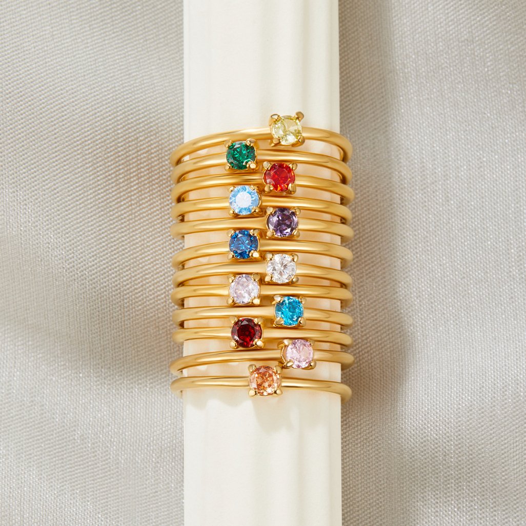 Anillos de oro de piedra de nacimiento