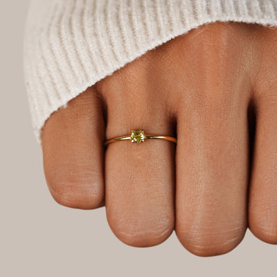 Anillos de oro de piedra de nacimiento